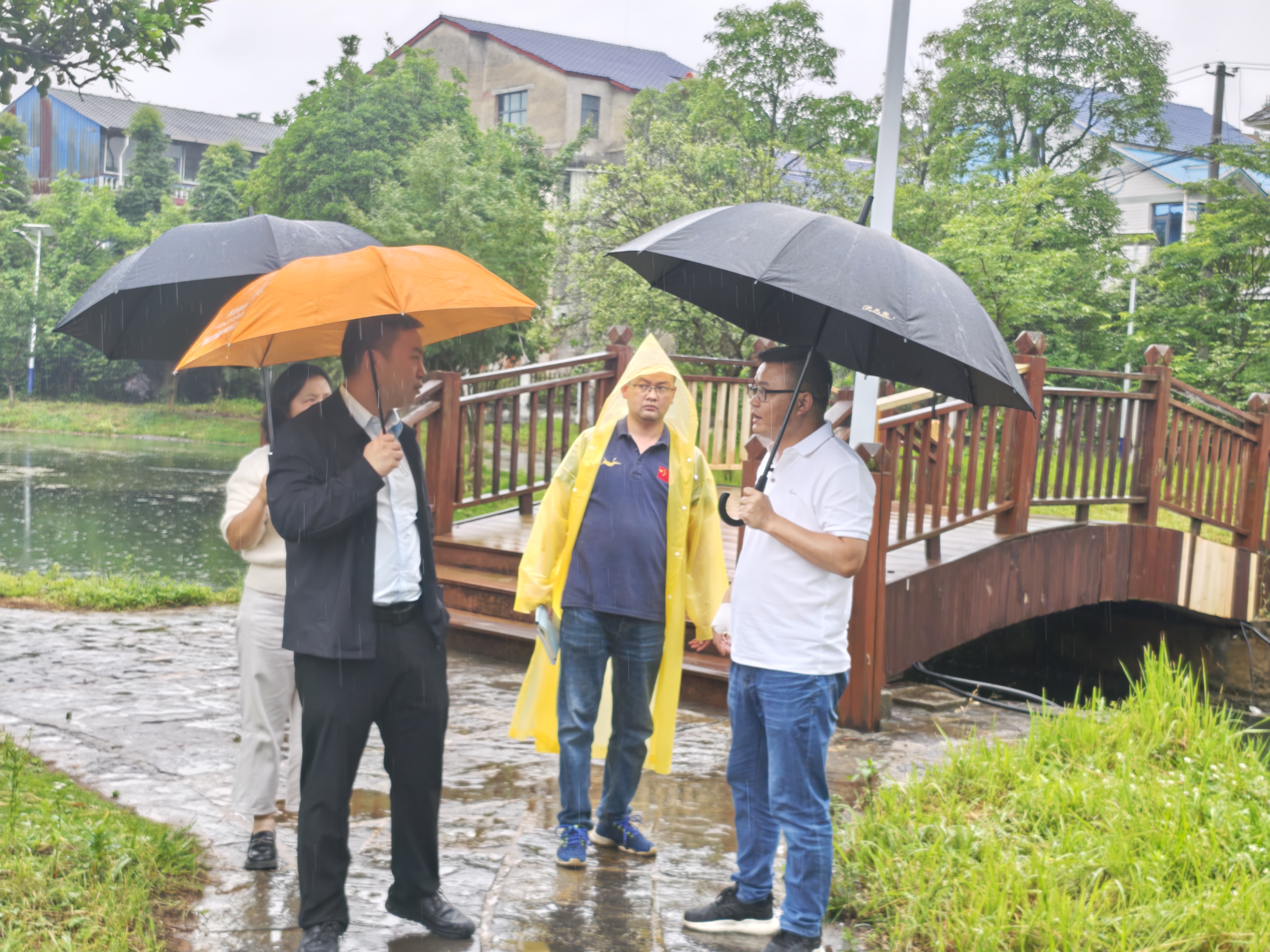 局党组成员、市乡村振兴发展中心主任王碧磊到平坝区、西秀区调研指导全市“两清两改两治理”和农村卫生家庭建设现场观摩会筹备工作